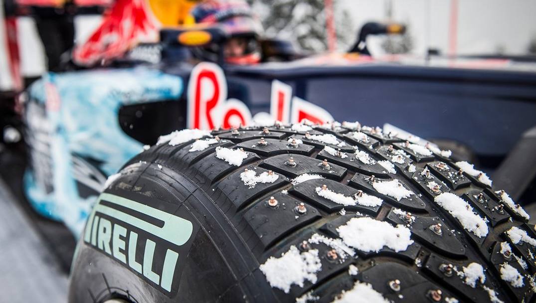 Una monoposto di F1 pu girare sulla neve? S, se a organizzare il tutto  la Red Bull. Il team di Milton Keynes si  inventato l&#39;impresa sulle piste imbiancate di Kitzbhel, in Austria: dopo i preparativi per trasportare la monoposto in altura,  toccato a Max Verstappen compiere la 